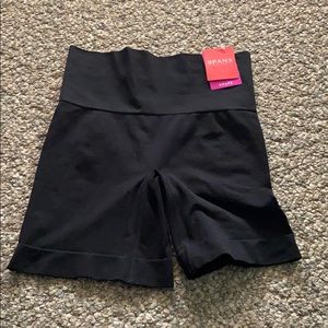 SPANX Shaping Mid-thigh Shorts